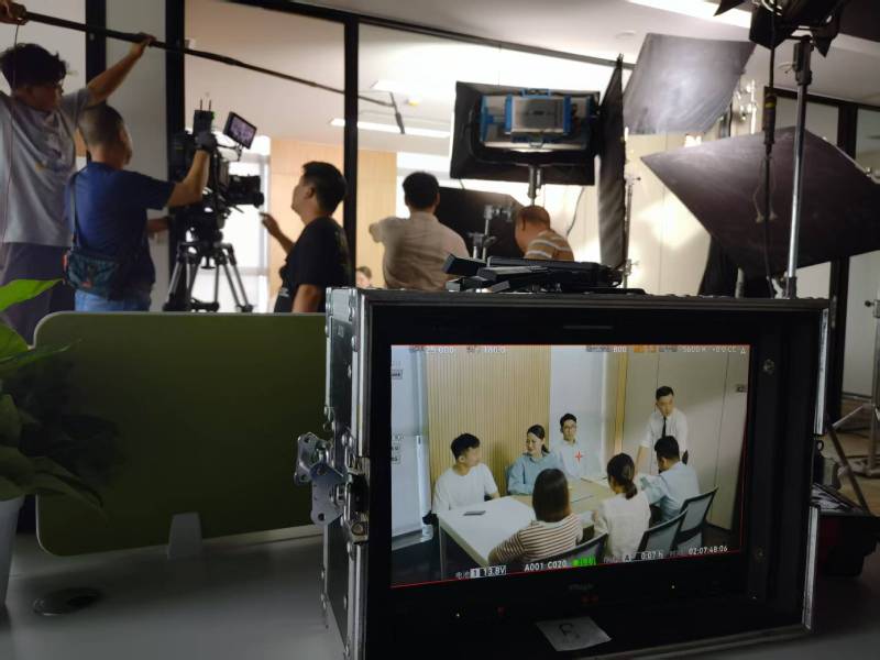 嵩明县TVC拍摄公司：科技产品视觉化大师，诠释未来感与功能美学